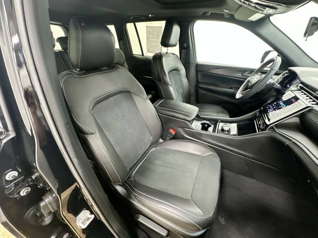 Certified 2025 Jeep Grand Cherokee Altitude AWD/4WD image 26