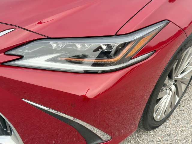 Used 2021 Lexus ES 300h Ultra Luxury w/ Accessory Package 2 FWD image 9