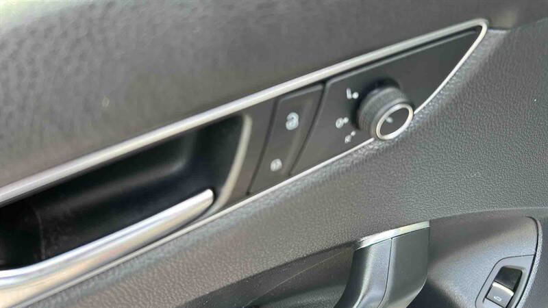 Used 2017 Volkswagen Passat 1.8T S image 13