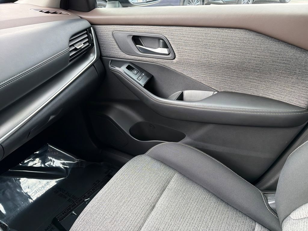 Used 2021 Nissan Rogue SV image 30