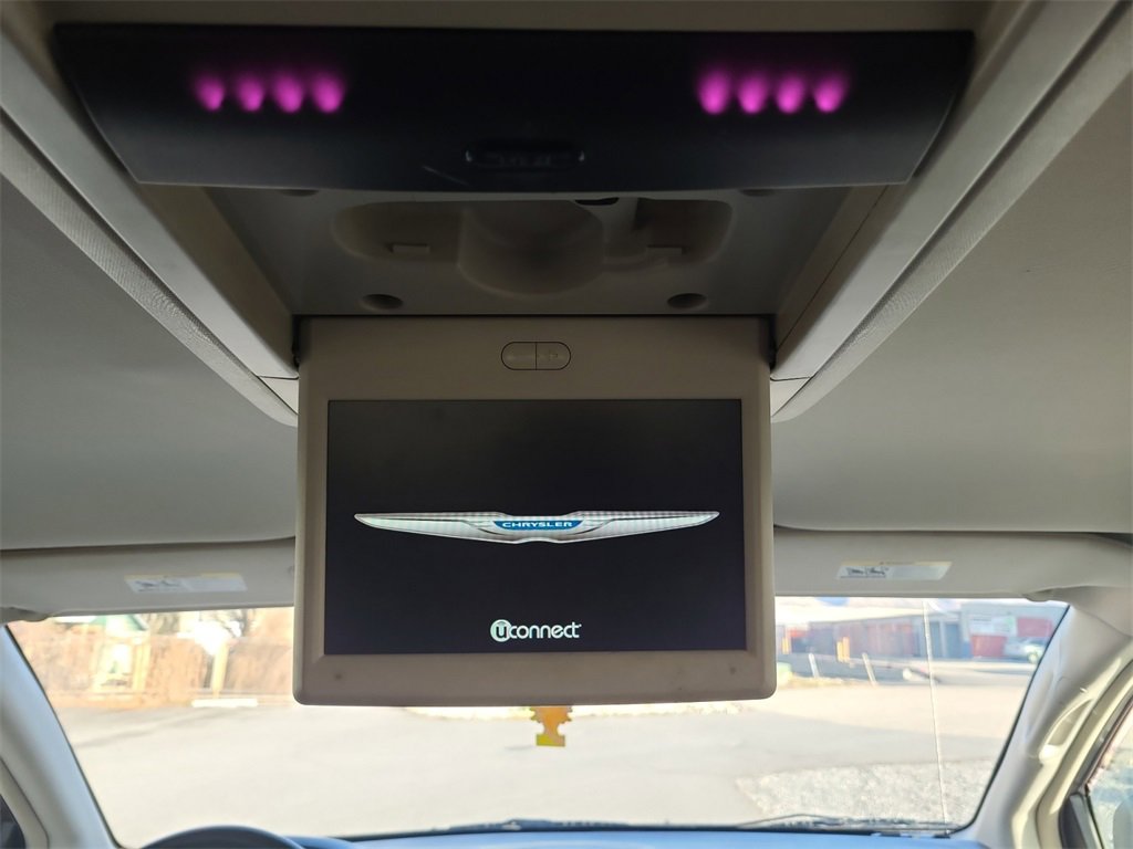 Used 2015 Chrysler Town & Country Touring image 32