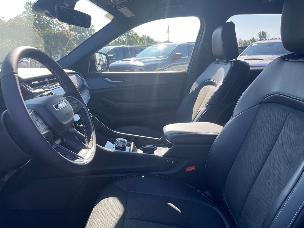 New 2025 Jeep Grand Cherokee L Laredo image 2