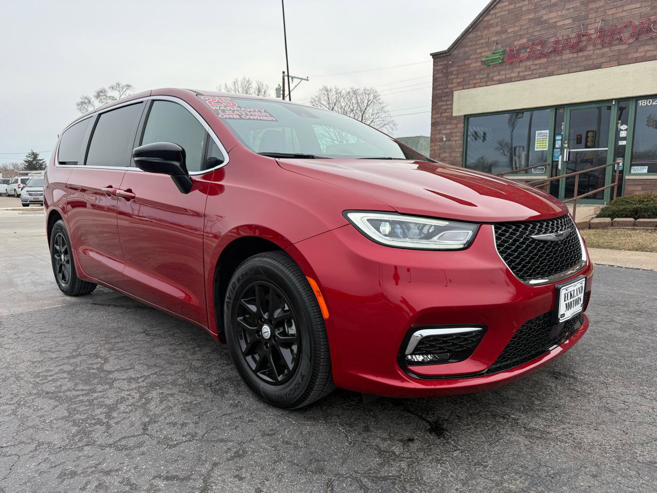 Used 2025 Chrysler Pacifica Select image 3