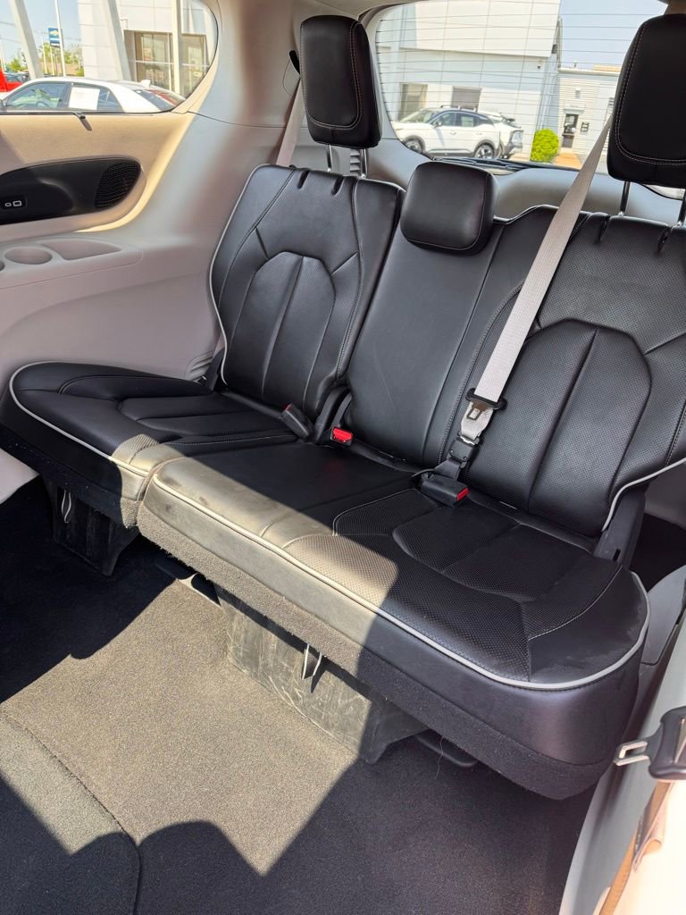 Used 2023 Chrysler Pacifica Limited FWD image 14