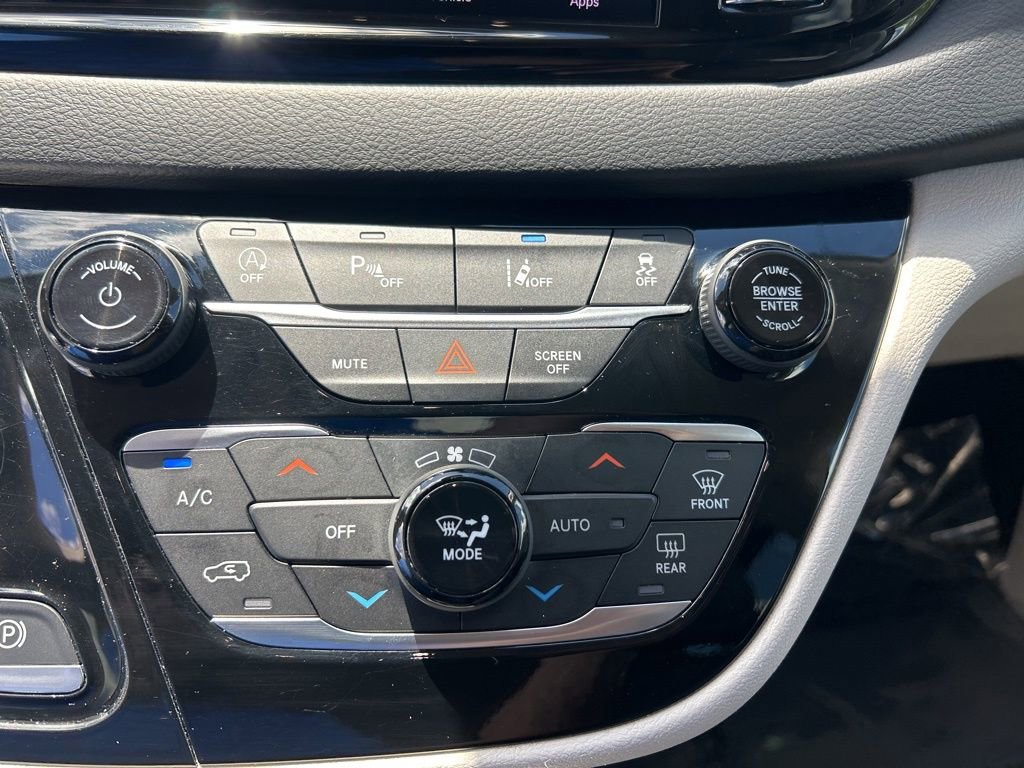 Certified 2023 Chrysler Pacifica Touring-L image 39