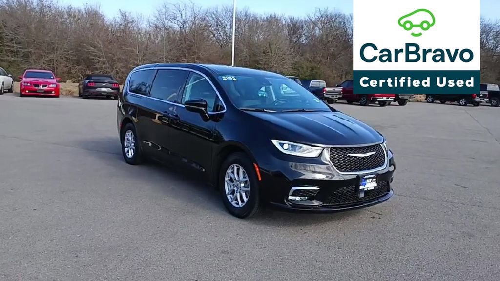 Used 2024 Chrysler Pacifica Touring-L image 2