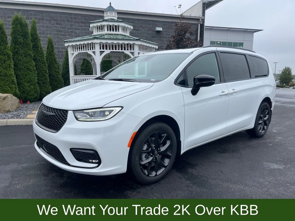 New 2026 Chrysler Pacifica Select w/ S Appearance Package image 2