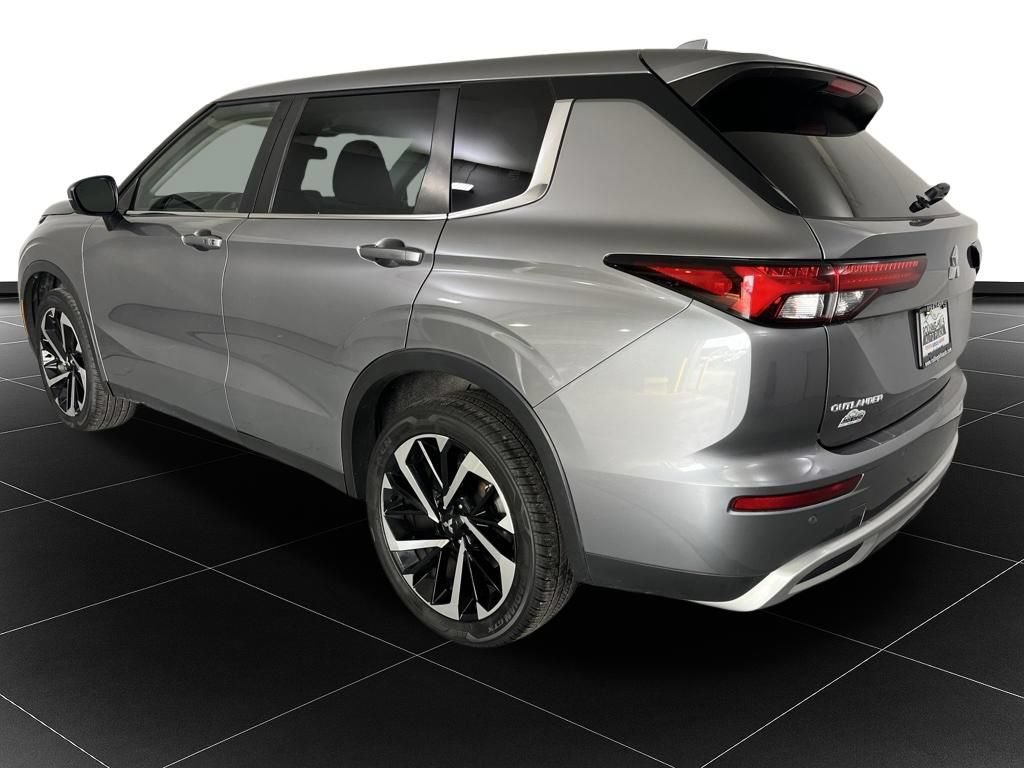 Used 2023 Mitsubishi Outlander SE FWD image 3