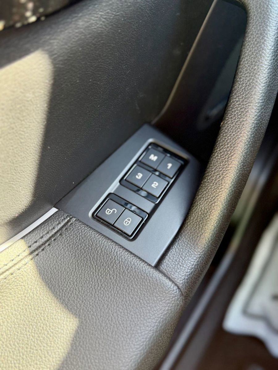 Used 2018 Jaguar F-PACE Premium image 36