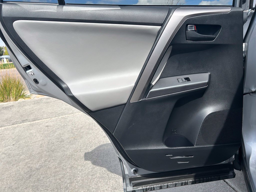 Used 2018 Toyota RAV4 LE AWD/4WD image 25