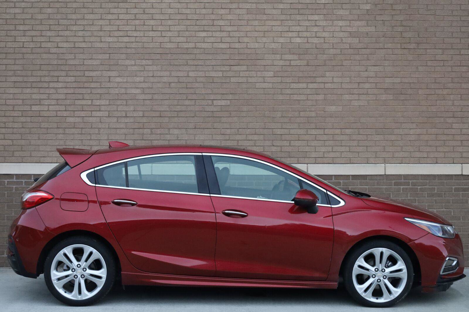 Used 2018 Chevrolet Cruze Premier FWD image 2