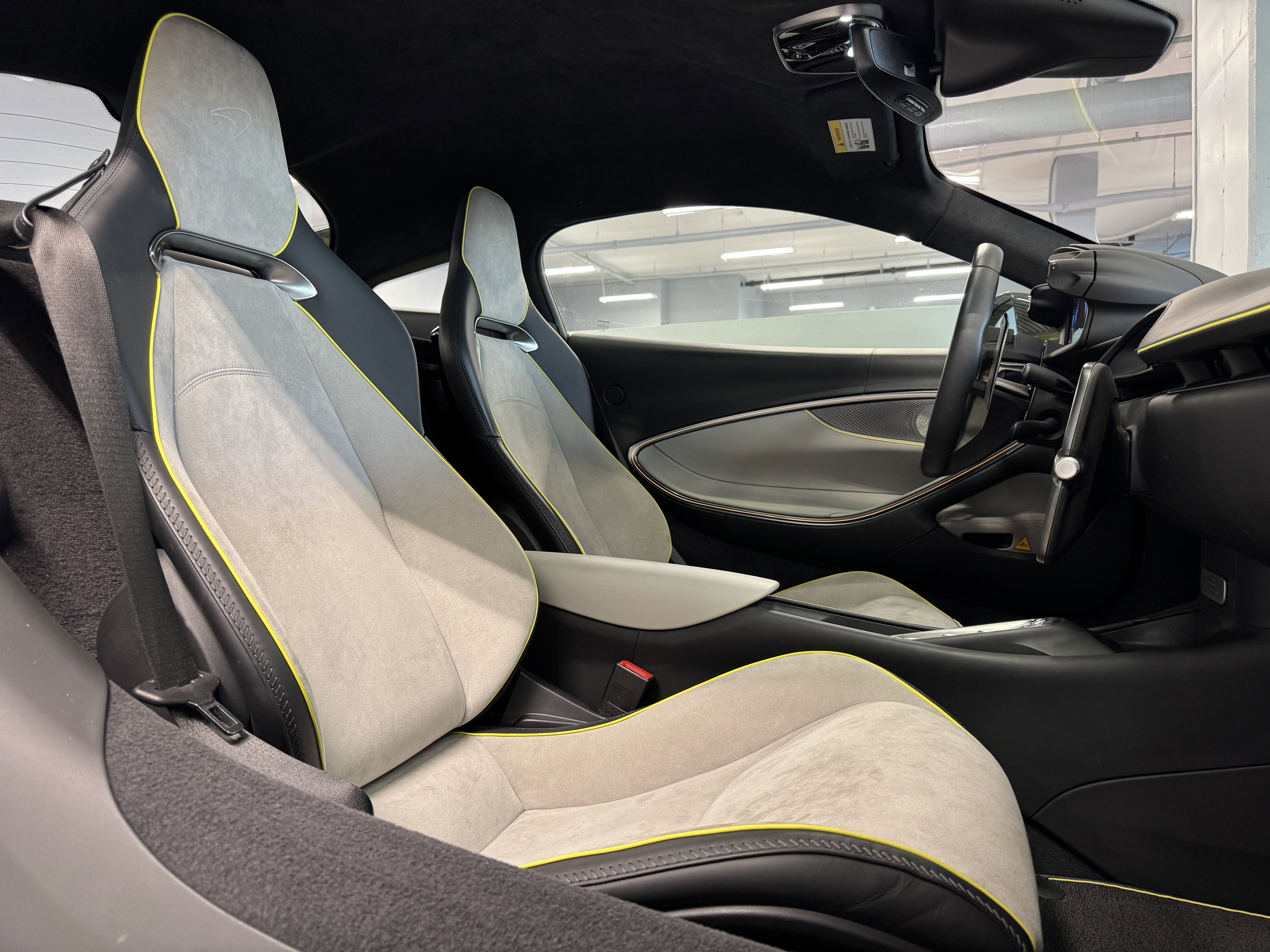 Used 2024 McLaren Artura image 17