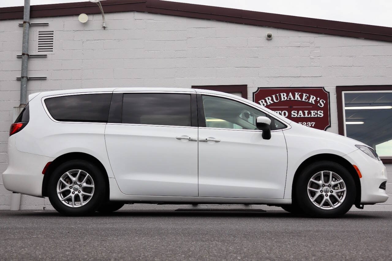 Used 2023 Chrysler Voyager LX FWD image 7