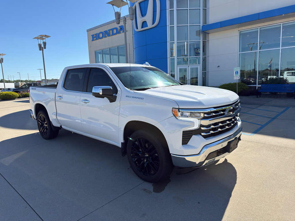 Used 2022 Chevrolet Silverado 1500 LTZ AWD/4WD image 3