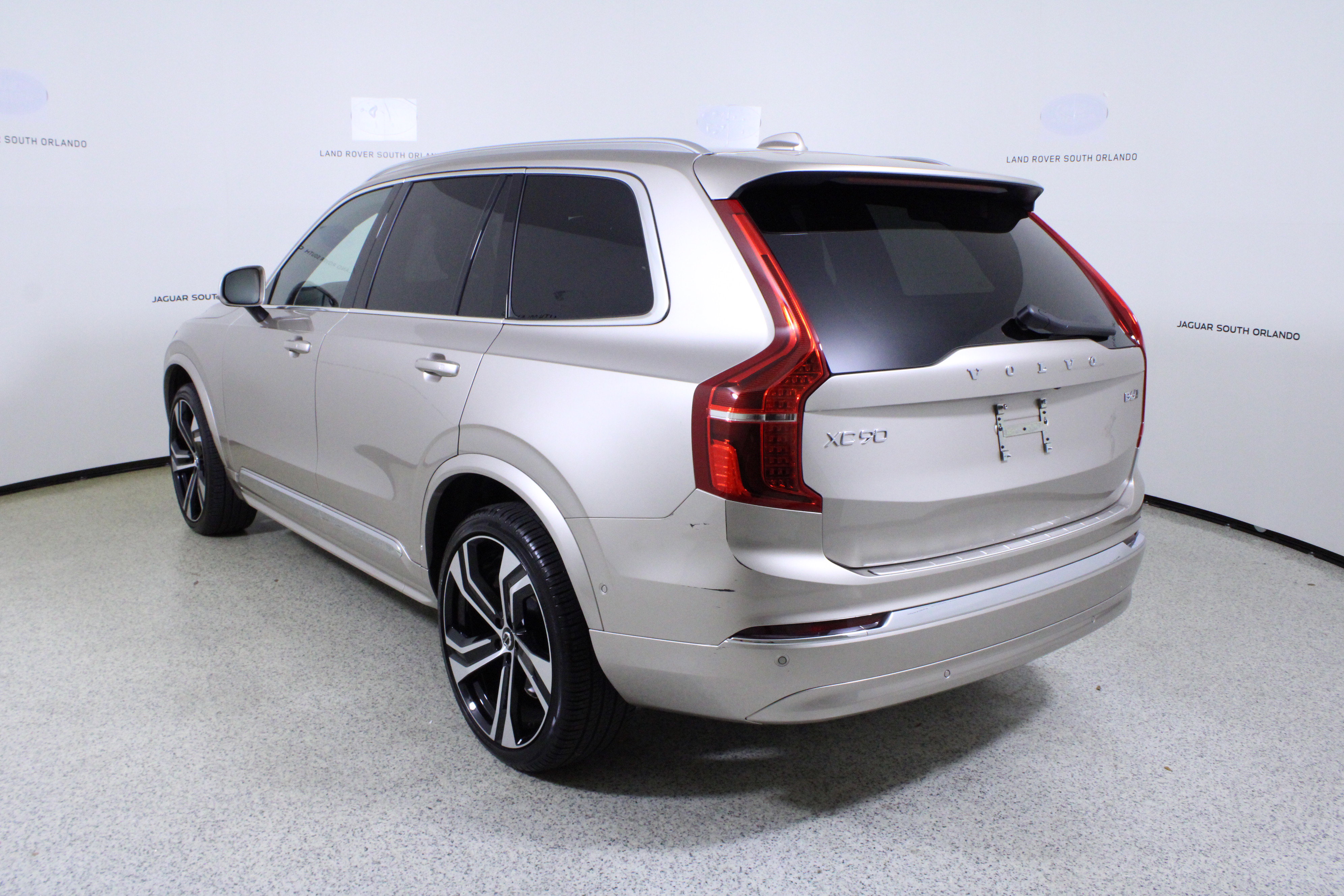 Used 2025 Volvo XC90 B6 Ultra w/ Protection Package Premier image 5