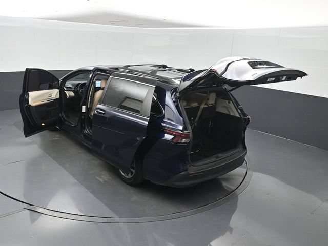Used 2023 Toyota Sienna XLE FWD image 61