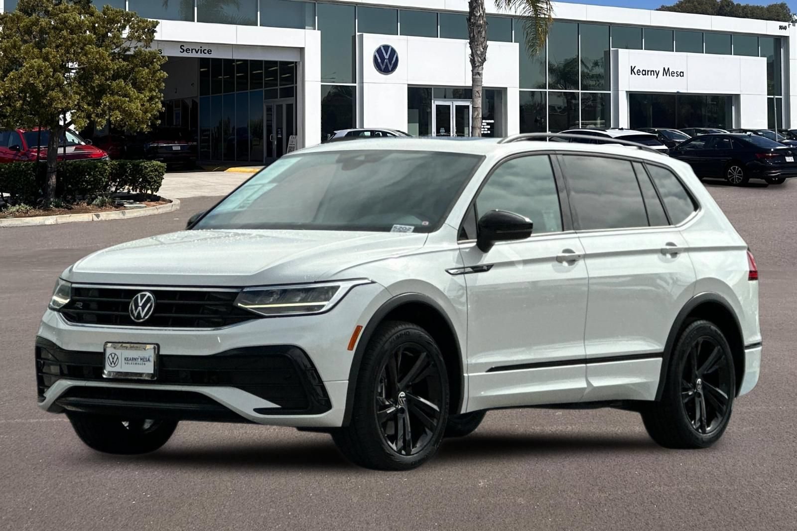 Used 2023 Volkswagen Tiguan SE R-Line FWD image 8