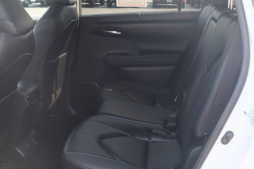 Used 2025 Toyota Highlander XLE AWD/4WD image 23