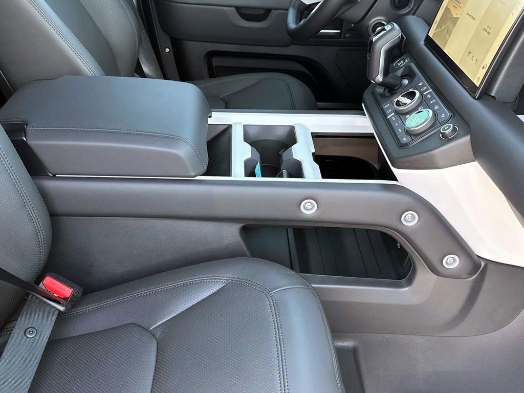 New 2025 Land Rover Defender 130 X-Dynamic SE image 8