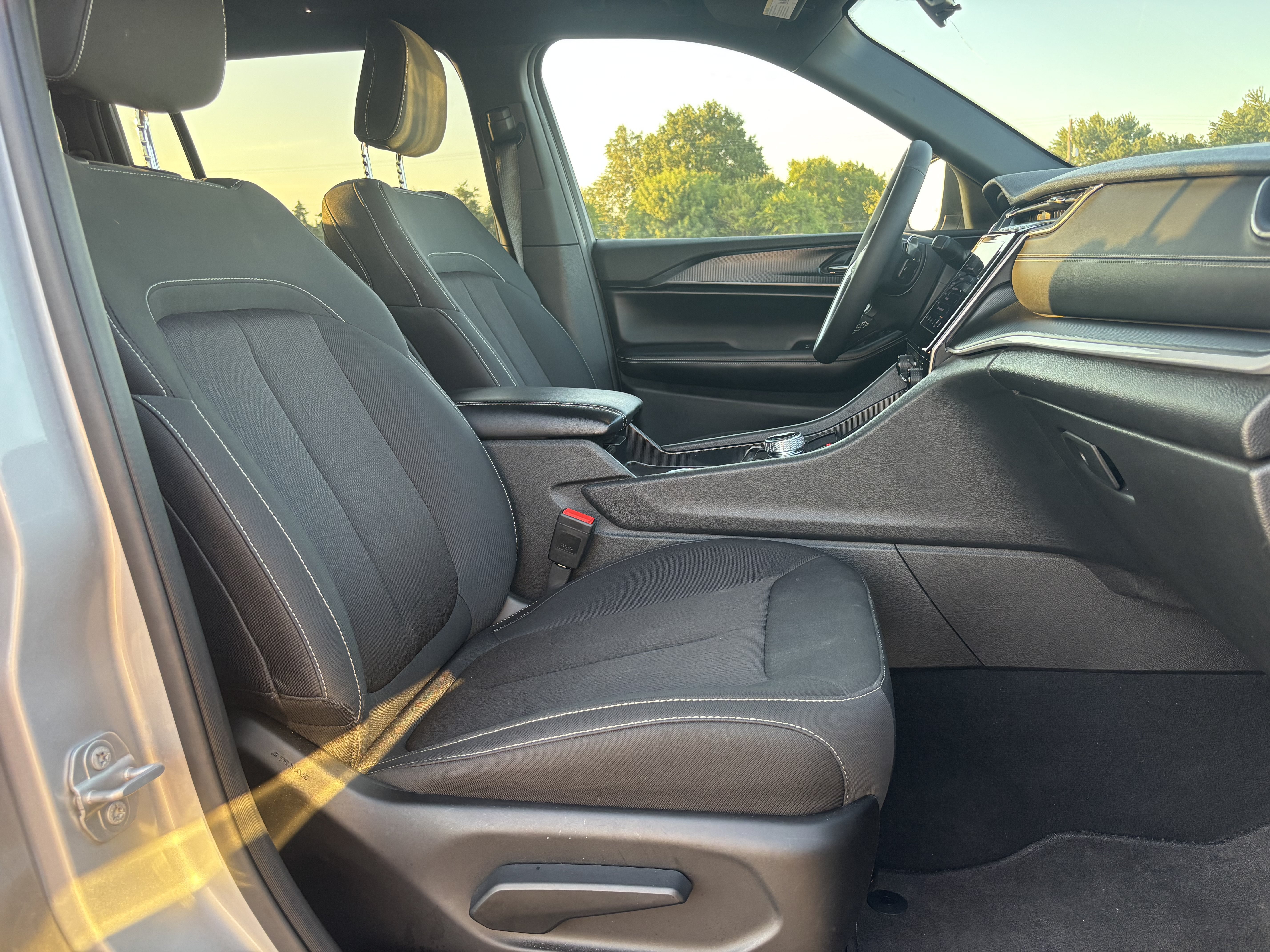 Used 2025 Jeep Grand Cherokee L Laredo RWD image 25