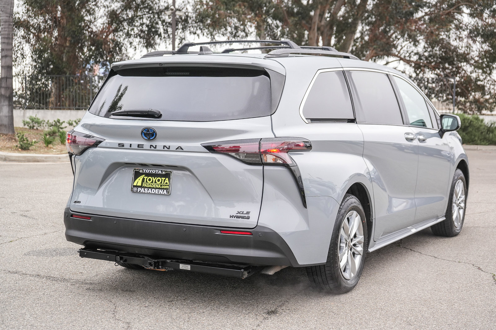 Used 2023 Toyota Sienna XLE Woodland Edition image 6