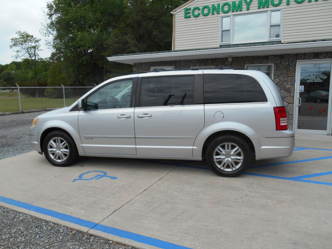 Used 2010 Chrysler Town & Country Touring FWD image 22