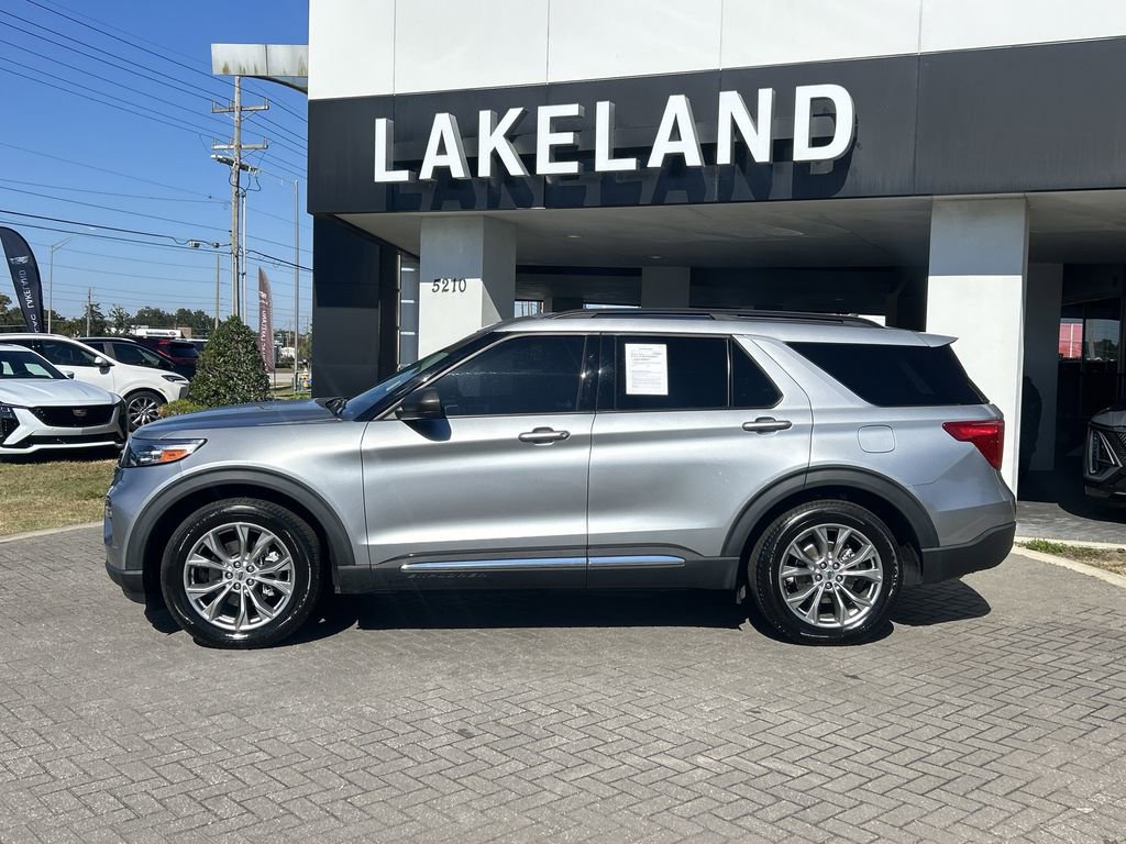 Used 2022 Ford Explorer XLT w/ Equipment Group 202A image 3