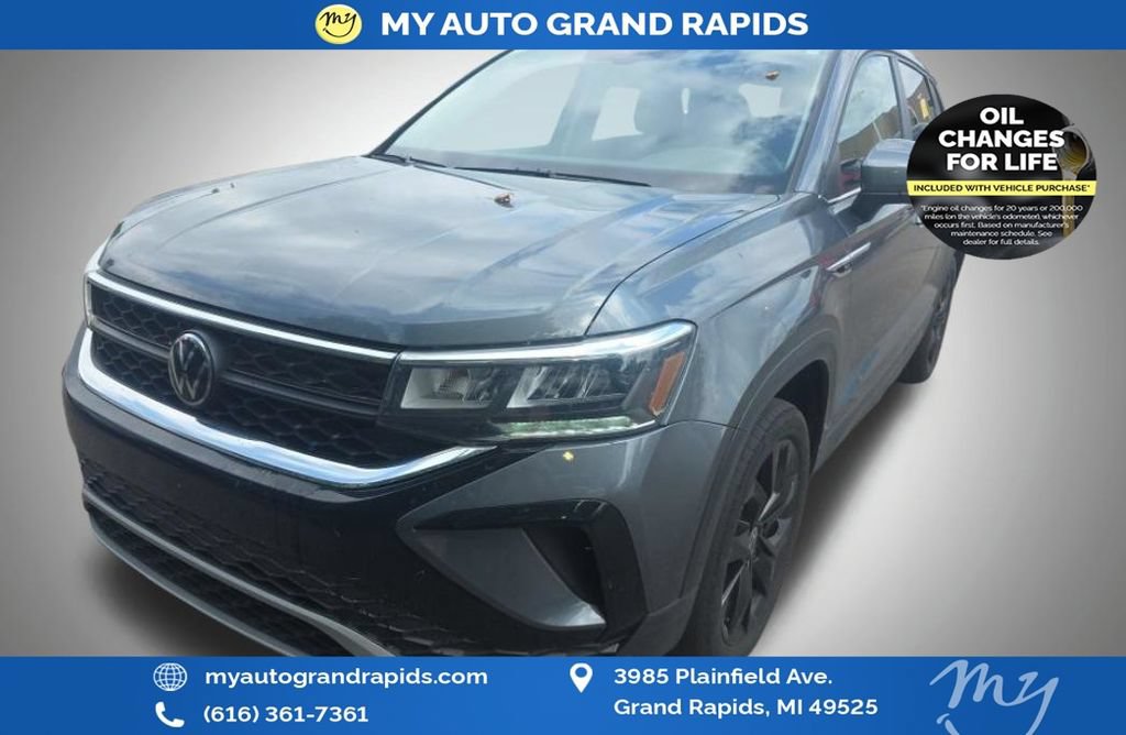 Used 2023 Volkswagen Taos SE w/ Panoramic Sunroof Package AWD/4WD image 3