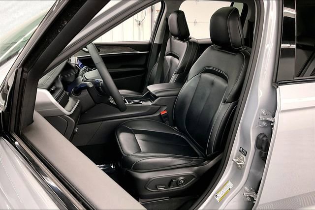 Used 2024 Jeep Grand Cherokee Limited w/ Black Appearance Package image 24