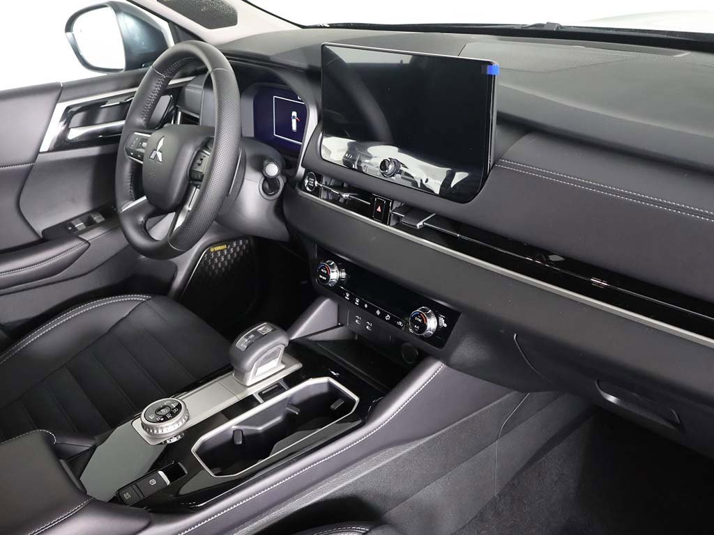 New 2025 Mitsubishi Outlander SE image 32