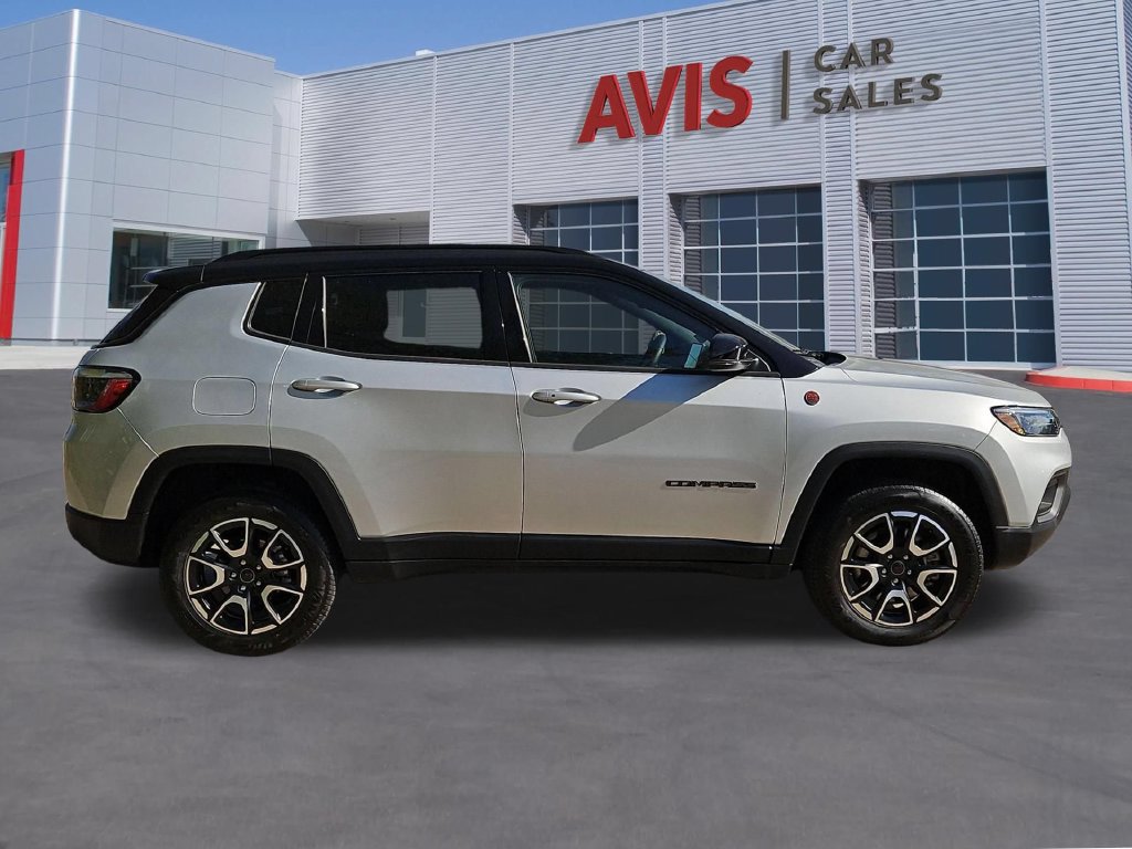 Used 2025 Jeep Compass Trailhawk AWD/4WD image 5