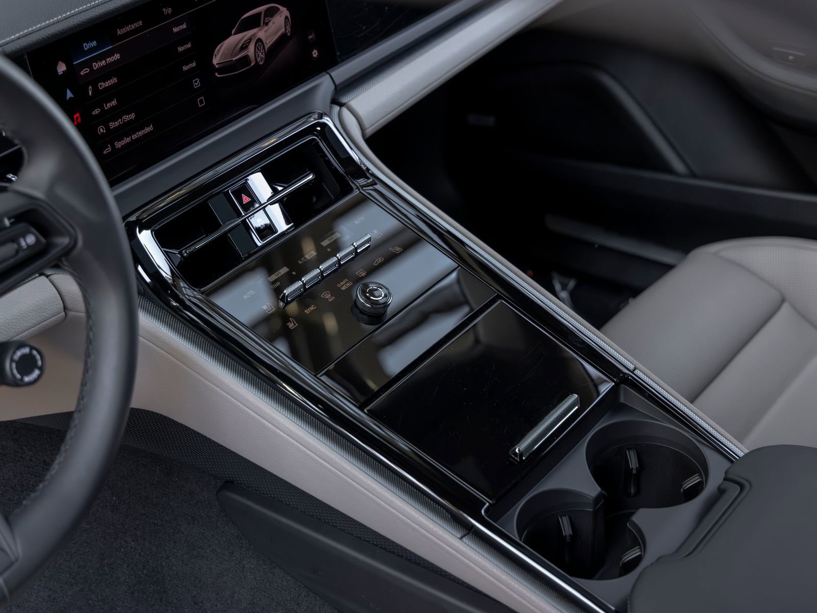 Certified 2025 Porsche Panamera RWD image 38