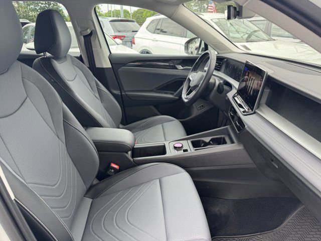 Used 2025 Volkswagen Tiguan SE AWD/4WD image 30