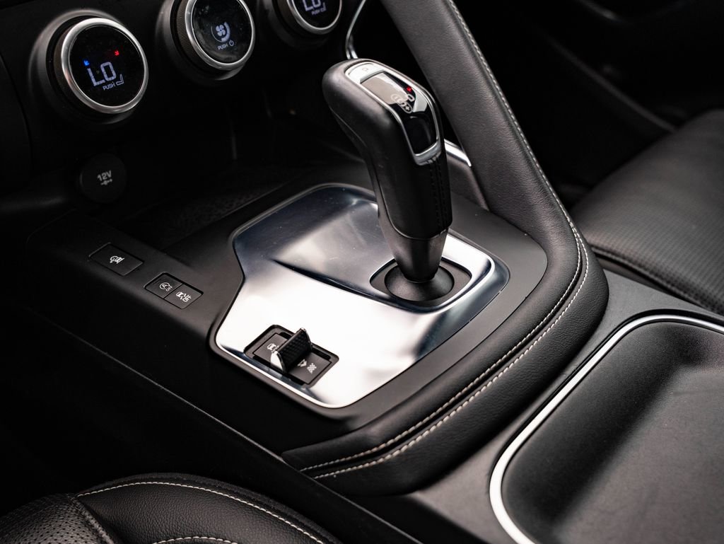 Used 2019 Jaguar E-PACE R-Dynamic SE image 39