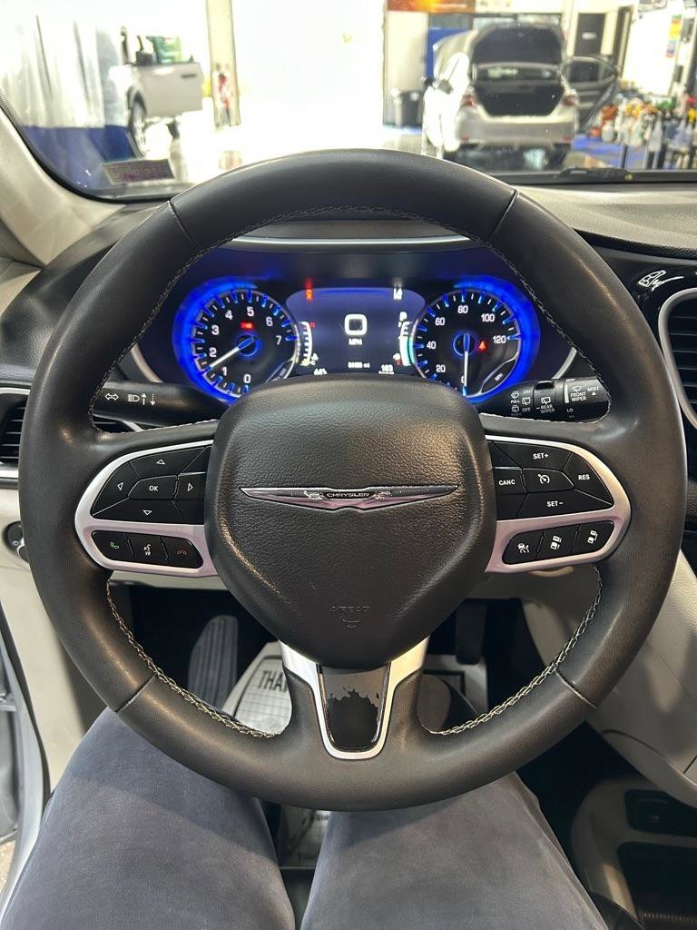 Used 2024 Chrysler Pacifica Touring-L image 15