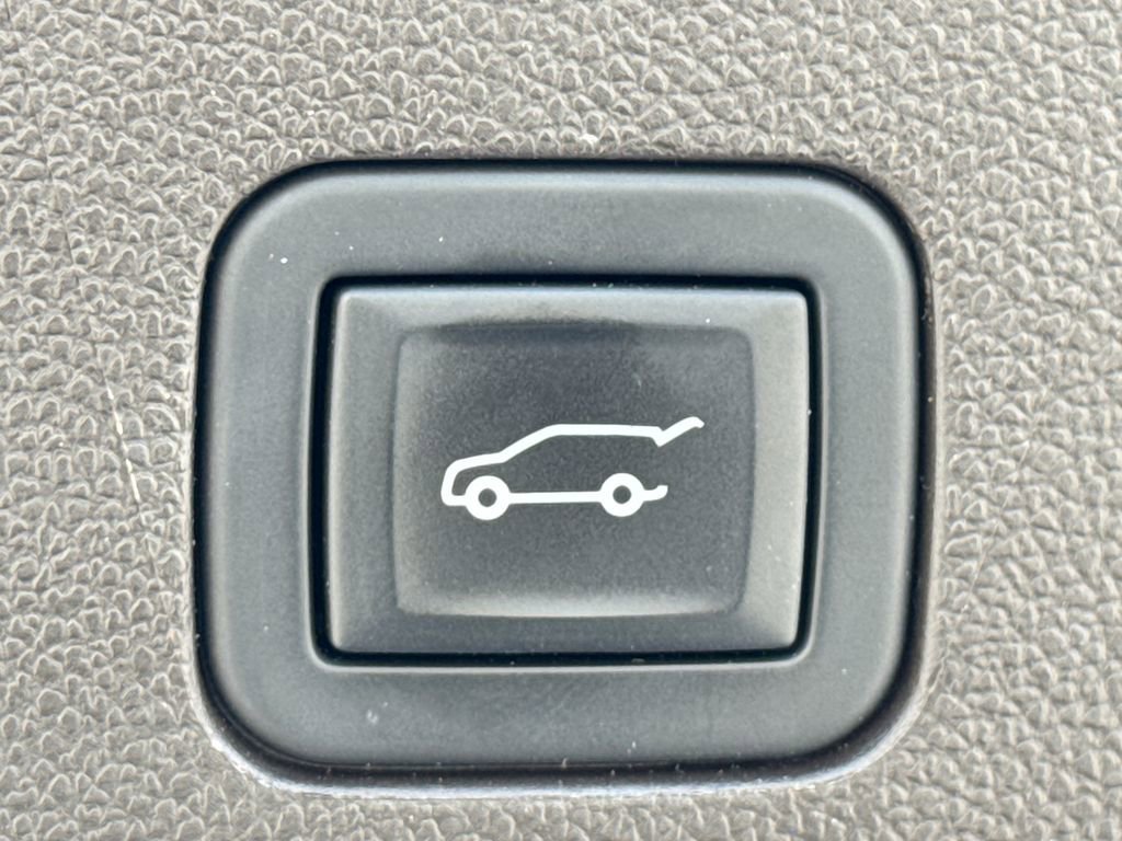 Used 2023 Chevrolet Suburban Z71 w/ Luxury Package image 19