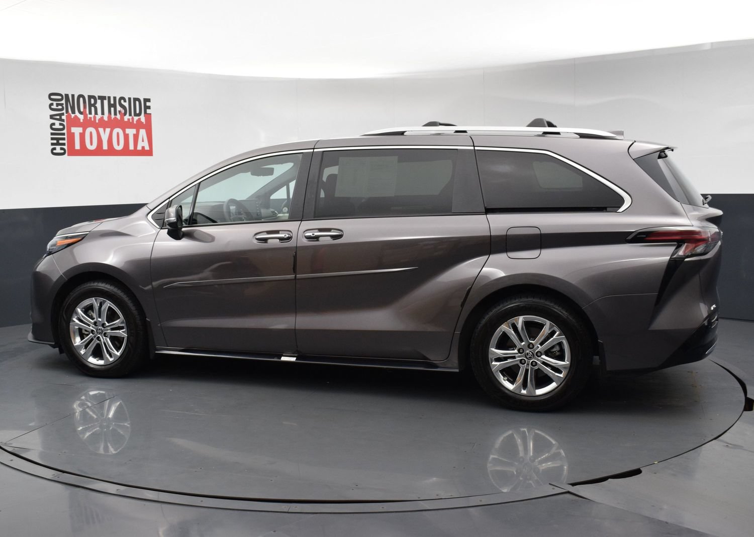 Used 2024 Toyota Sienna Platinum AWD/4WD image 2