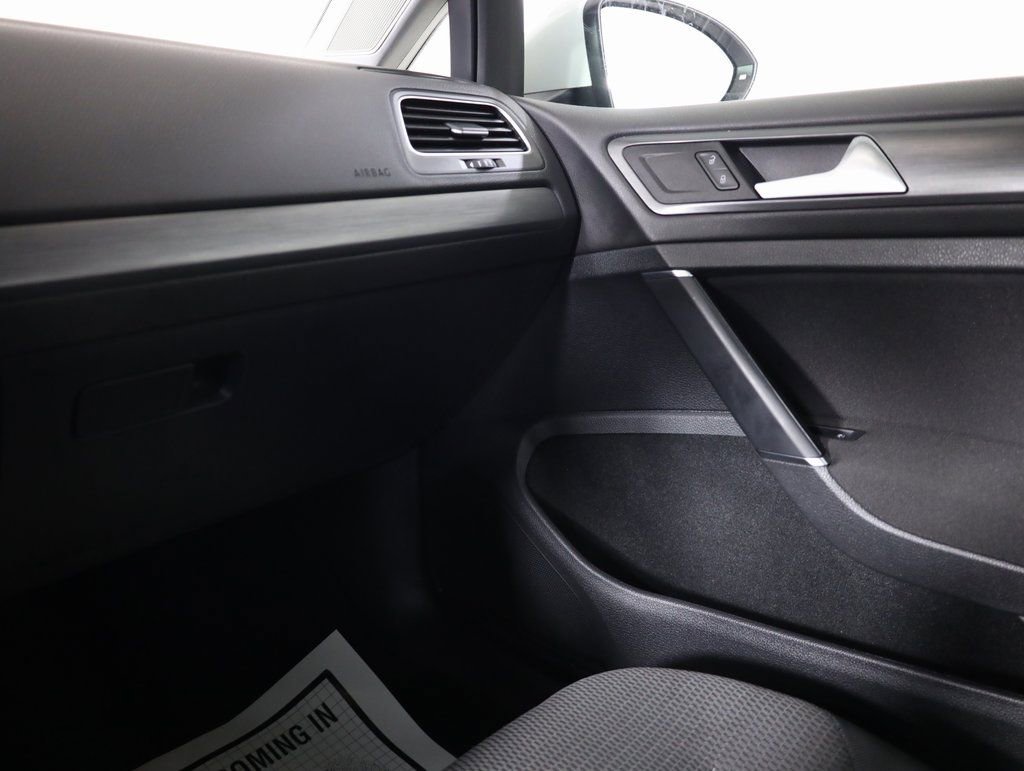 Used 2018 Volkswagen Golf S image 25