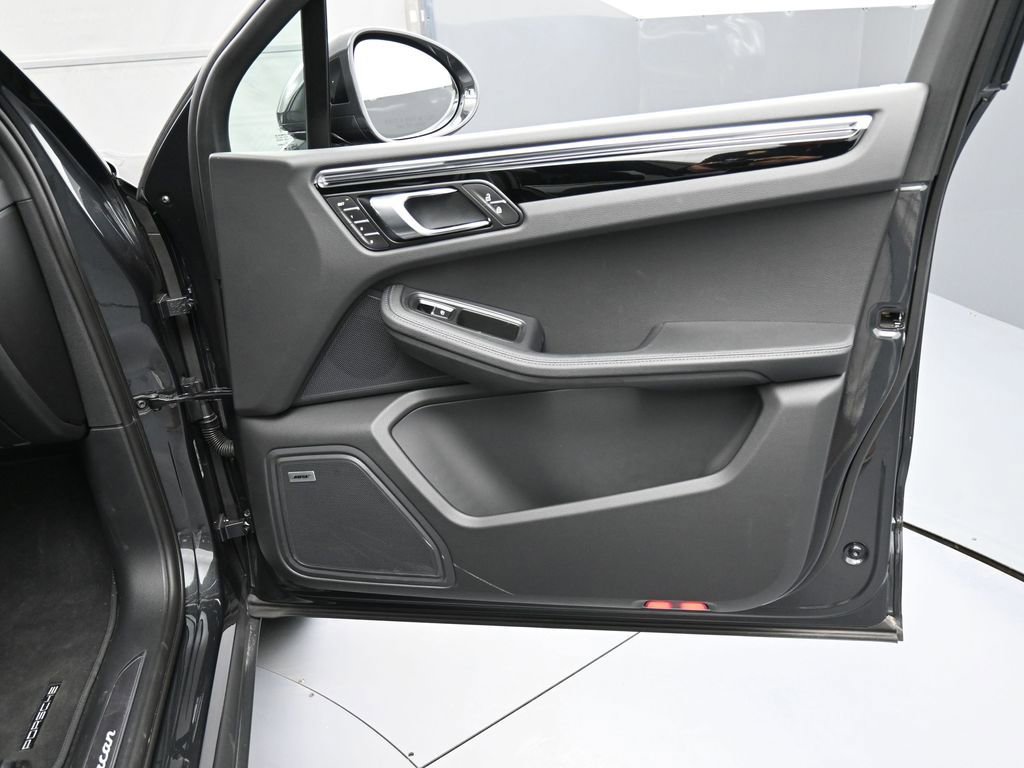Certified 2025 Porsche Macan image 29