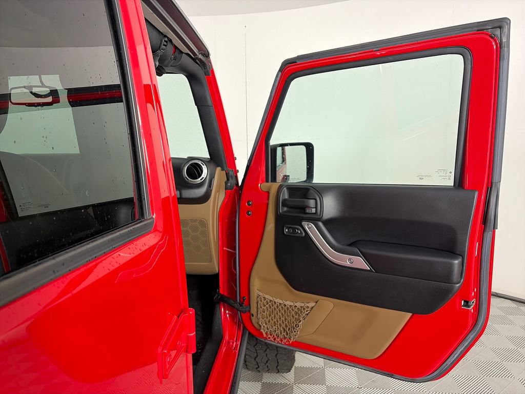 Used 2016 Jeep Wrangler Unlimited Rubicon w/ Connectivity Group AWD/4WD image 27