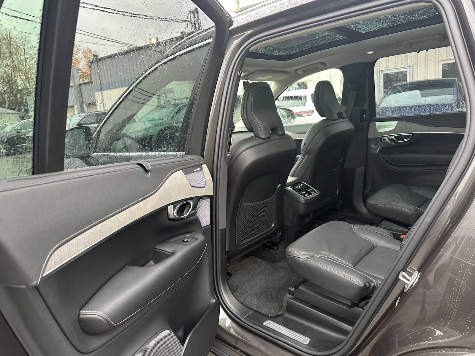 Used 2025 Volvo XC90 B6 Ultra w/ Protection Package Premier image 16