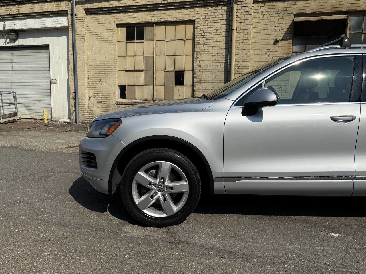 Used 2012 Volkswagen Touareg Sport image 60