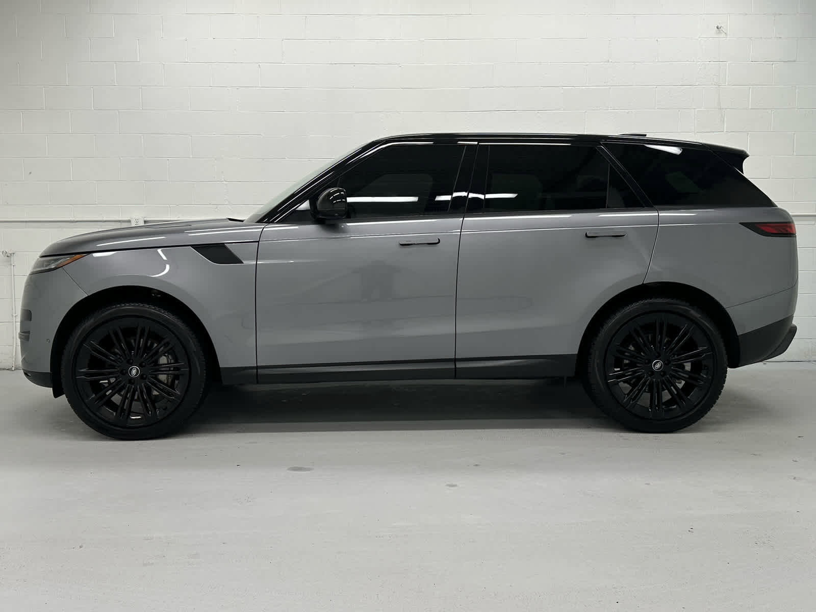 Used 2024 Land Rover Range Rover Sport SE image 3