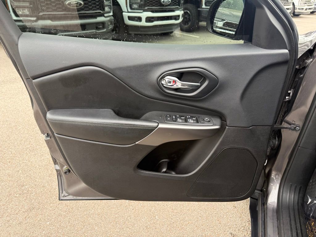 Used 2019 Jeep Cherokee Latitude Plus w/ Comfort/Convenience Group image 6
