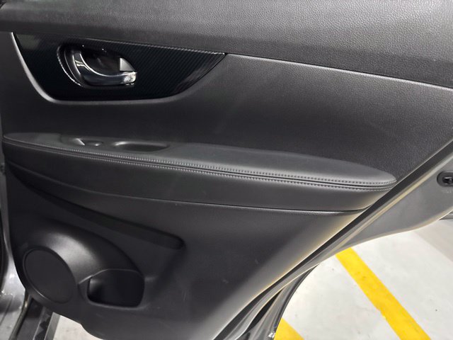 Used 2017 Nissan Rogue SL FWD image 32