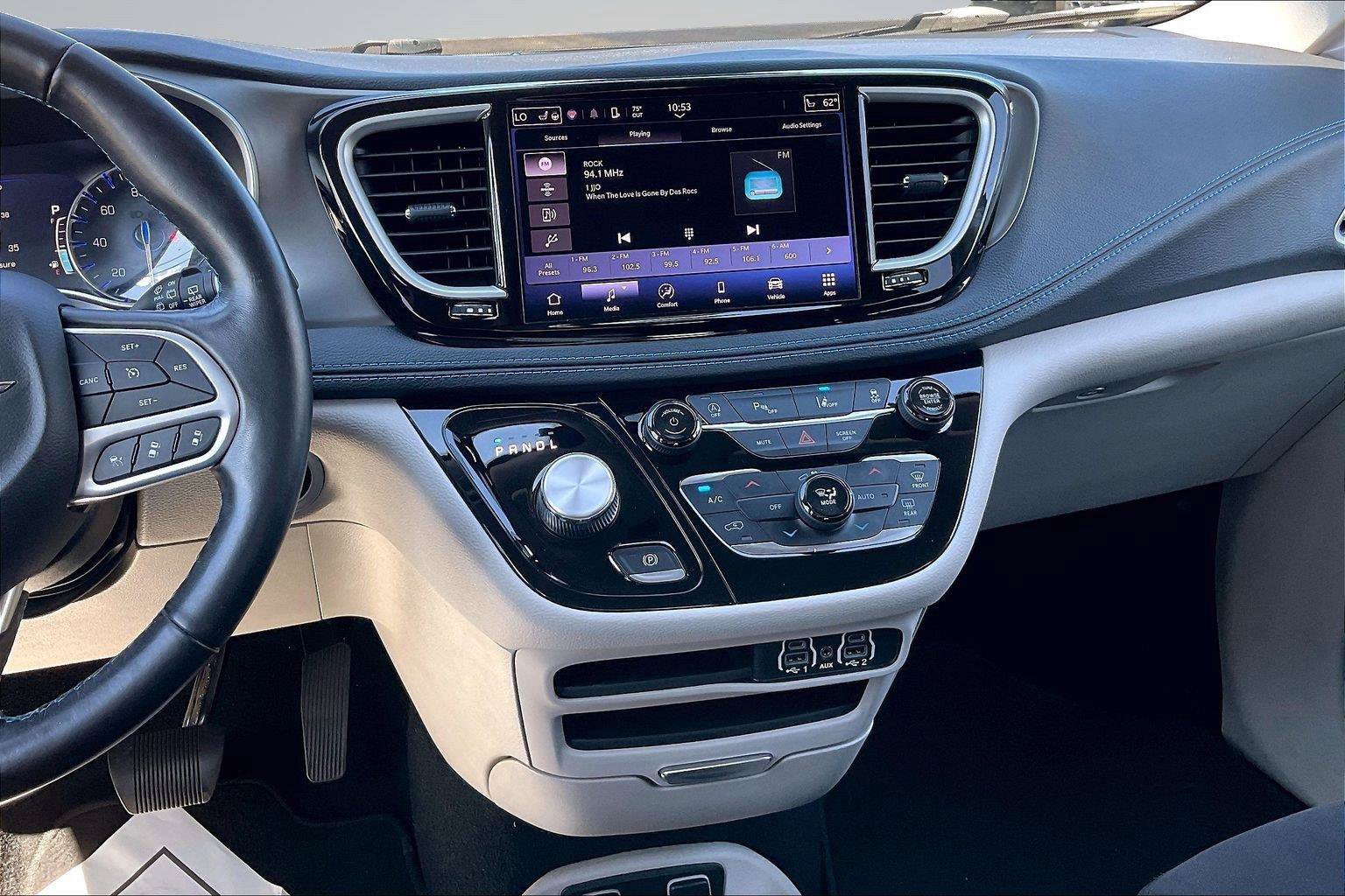 Used 2021 Chrysler Pacifica Touring w/ Cold Weather Group FWD image 7
