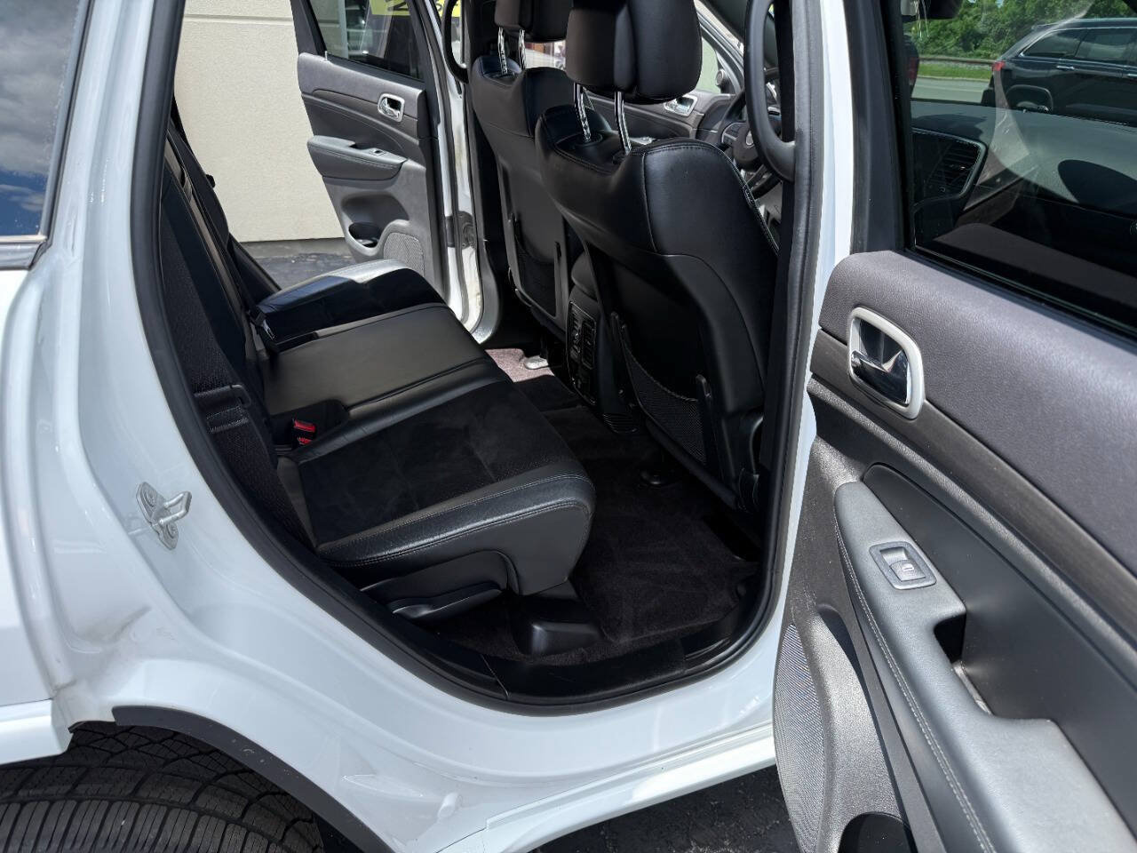 Used 2018 Jeep Grand Cherokee Altitude AWD/4WD image 15