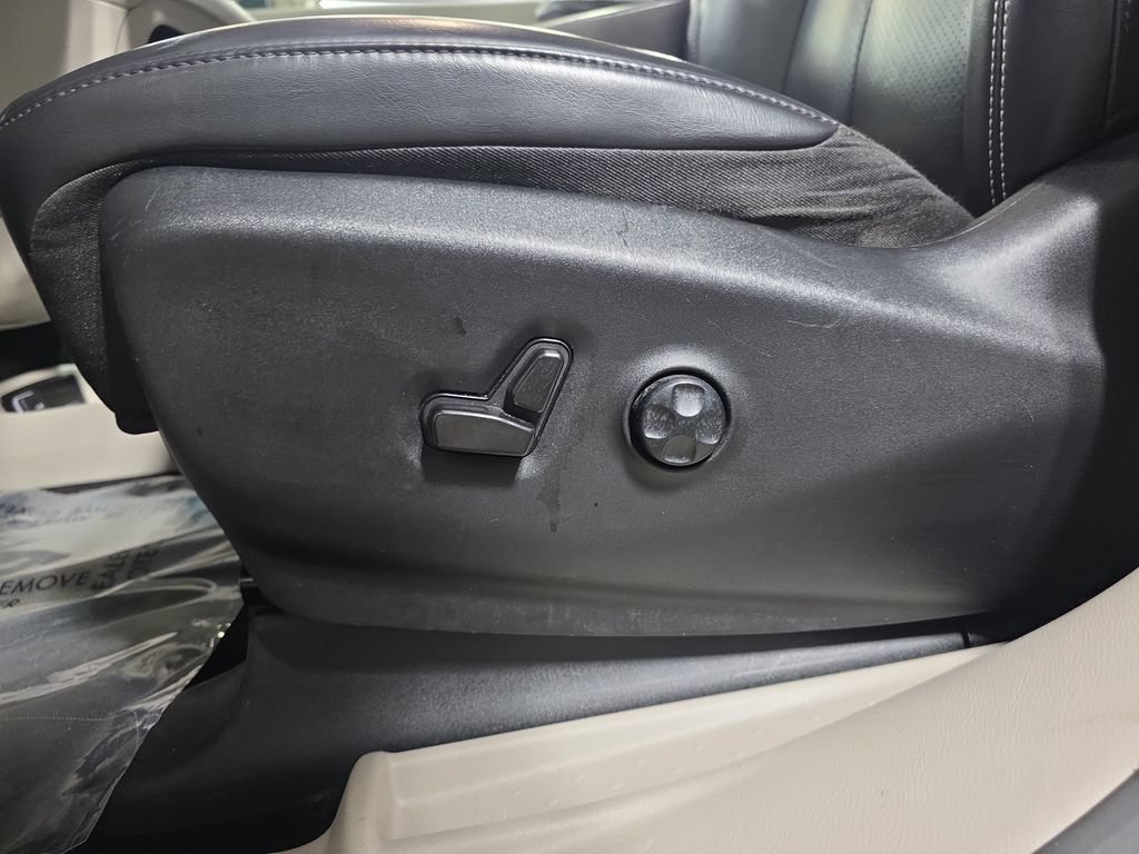 Used 2023 Chrysler Pacifica Touring-L FWD image 30