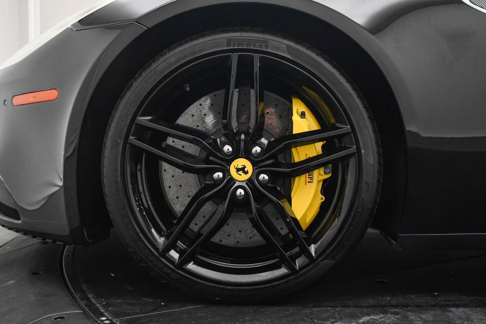 Used 2015 Ferrari FF image 32