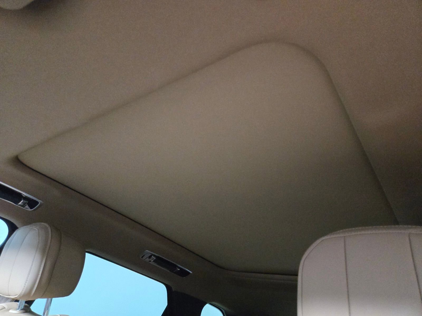 Used 2025 Land Rover Range Rover Sport SE image 11